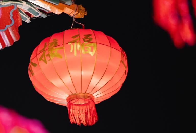 元宵節英文是Lantern Festival，主要習俗為放天燈